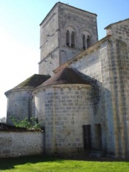  Le clocher, l'abside et l'absidiole, côté est. Le transept côté nord.