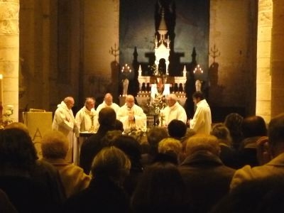 Les prêtres concélèbrent l'Eucharistie.