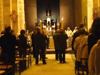 Six cierges pascals emportent la lumière pour les paroisses du doyenné.